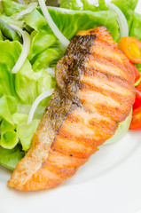 Grill salmon salad