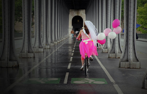 Mari&eacute;e sur un v&eacute;lo &agrave; Paris