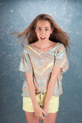 Naklejka premium Woman standing on blue background