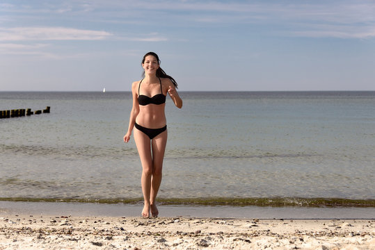 Sch&ouml;ne Frau an einem tropischen Strand