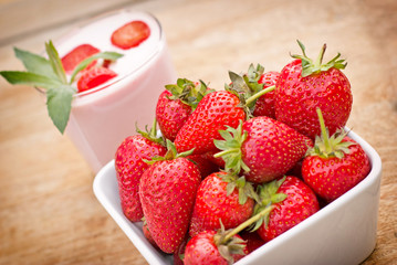 Obrazy na Szkle  Ekologiczne truskawki i jogurt truskawkowy