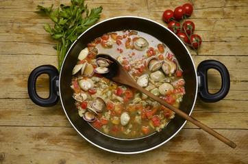 Sugo alle vongole Sauce with clams Salsa con almejas