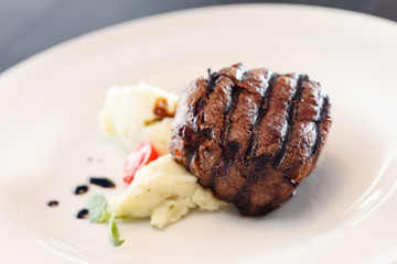 steak with mashed potatoes