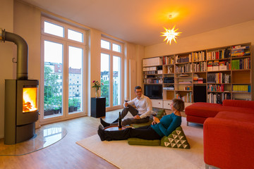 Loftwohnung, Paar vor Kamin 