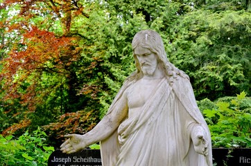 Christusstatue mit ausgebreiteten Händen