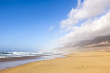 Fototapeta na wymiar dzika plaża w Fuerteventura, Wyspy Kanaryjskie