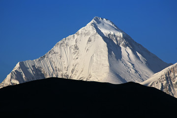 Dhaulagiri-Gipfel (8167 m) bei Sonnenaufgang.