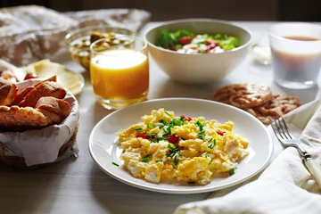 Foto auf Alu-Dibond Produktauswahl Frisches Frühstücksessen. Rührei und Orangensaft.
