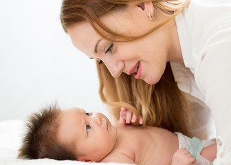 Obraz na płótnie Canvas newborn baby looking at mom