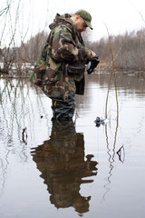 Naklejka premium the hunter puts stuffed duck on water