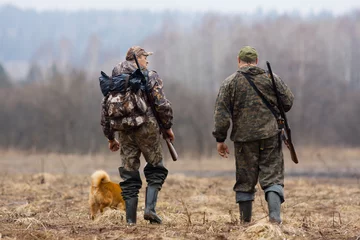 Abwaschbare Fototapete Jagd zwei Jäger und Hund