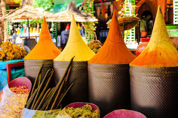 Marokkaanse kruidenkraam in de markt van Marrakech, Marokko