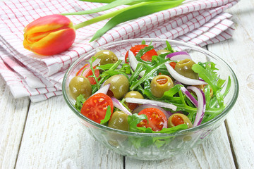 Salad with arugula, tomato, onion and green olives