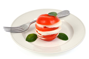 Tomate mozzarella et basilic dans une assiette