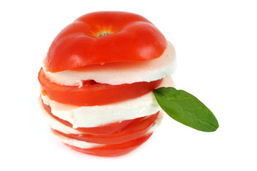 Tomate mozzarella et feuille de basilic