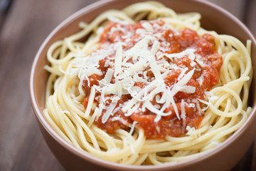 Close-up of spaghetti bolognese in a glass bowl, horizontal shot