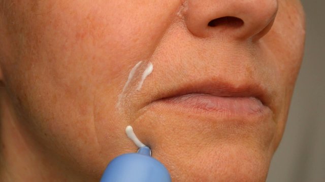 Faltencreme auftragen