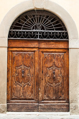 Porta in legno, ingresso vecchia casa signorile