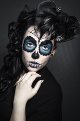 Junge Frau mit Sugar Skull Make up