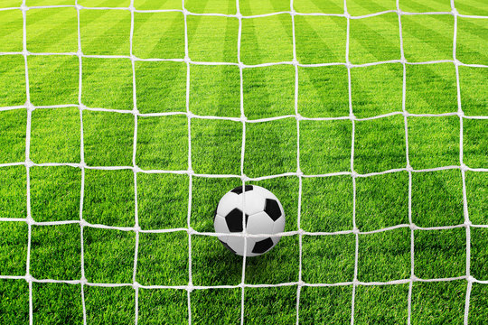 Fussballfeld mit Netz und Ball