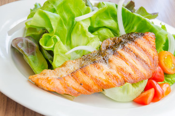 Grill salmon salad