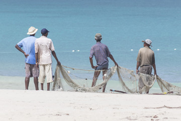 Vier Fischer am Strand von Beau Vallon