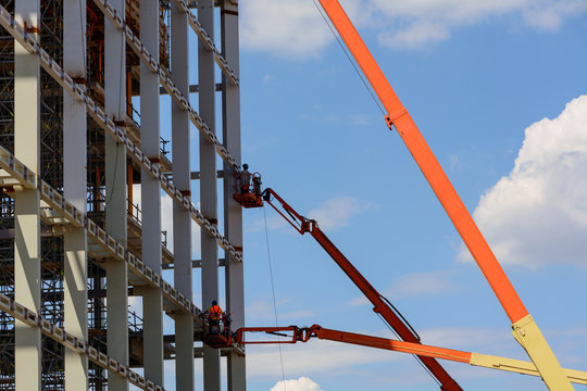 Gru telescopiche al lavoro su grattacielo