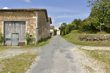 Fototapeta na wymiar Route le long d'une ferme au Puy de Versac