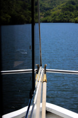 Reflejo en catamarán navegando por el río