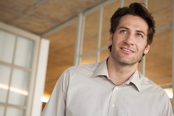 Obraz premium Casual businessman thinking and smiling