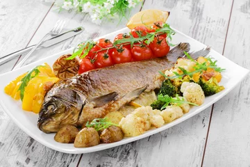 Afwasbaar Fotobehang Vis gebakken vis met groenten