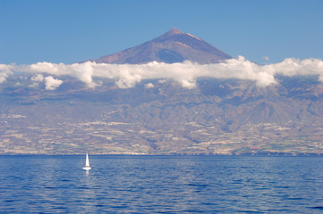 T&eacute;n&eacute;rife et le volcan del Teide vu depuis la mer