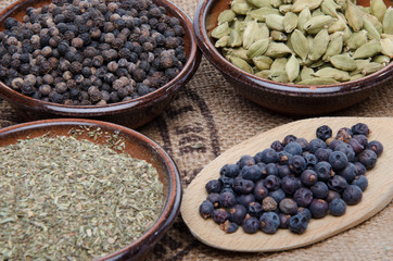 Composition with pepper, cardamom, juniper berries and provencal