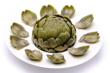 Obraz premium Artichoke and his leaves on a plate