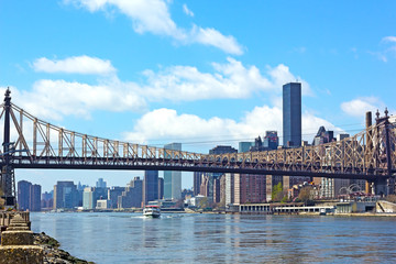 Naklejka premium A view on Queensboro Bridge from Roosevelt island