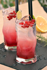 Coctel bebida alcohólica,frutas e ingredientes.licores