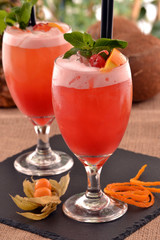 coctel bebida alcohólica,frutas e ingredientes.licores