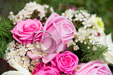 Eheringe auf Brautstrauß