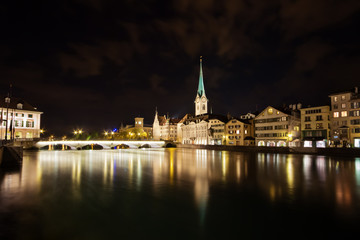 Fototapeta na wymiar Münster Münster Bridge i kobieta w nocy - Zurych