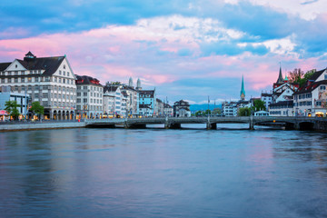 Fototapeta na wymiar Wieczór nad rzeką Limmat - Zurych