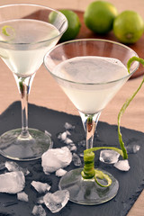 Cocteles de limón.bebida alcohólica.Bola de hielo.
