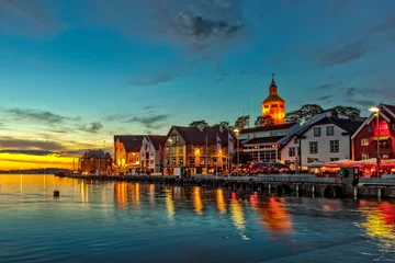 Papier Peint photo Lieux européens Stavanger la nuit - Charmante ville de Norvège.