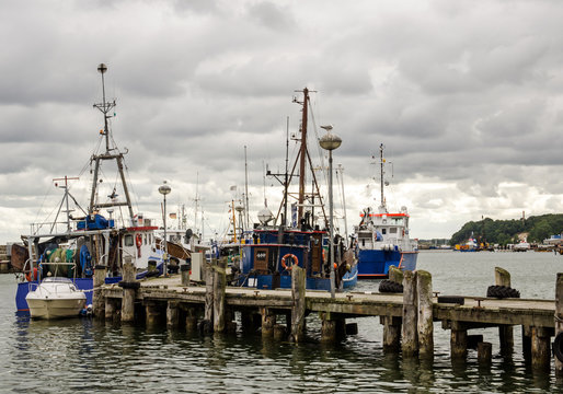 Rügen: Fischkutter in Ostsee-Hafen :)