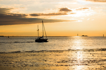 Segelschiff im Sonnenuntergang