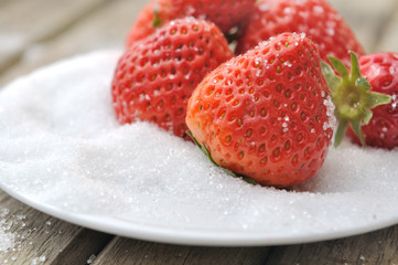 fraise dans une assiette de sucre