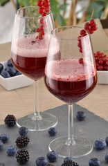 Coctel de moras y fruta de bosque,bebida alcohólica.