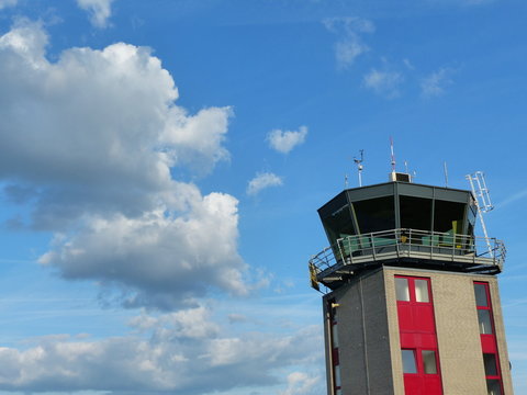 Tower und Kontrollturm der Flugsicherung mit blauem Himmel und Wolken im Sommer am Segelflugplatz in Oerlinghausen bei Bielefeld am Hermannsweg im Teutoburger Wald in Ostwestfalen-Lippe