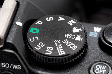 Ghiere e pulsanti di una macchina fotografica digitale