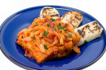 Baccalà in umido con cipolle e fette di polenta abbrustolita