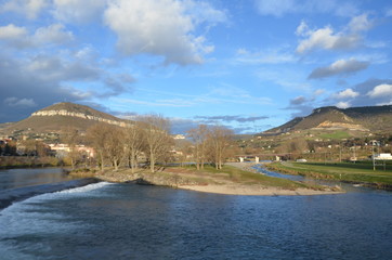 Vue générale de Millau et de la rivière du Tarn 